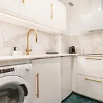 아파트 Modern Elegance In The Heart Of Rems *